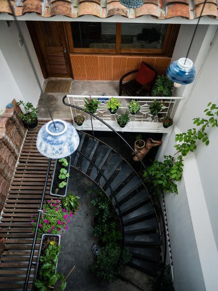  Thiết kế độc đáo của ngôi nhà phố trong hẻm ở Sài Gòn xuất hiện ấn tượng trên báo Mỹ  - Ảnh 7.