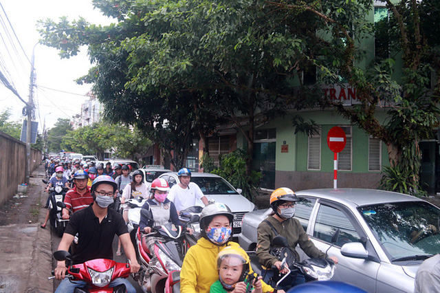  Chùm ảnh: Công trình hầm chui chậm tiến độ, người dân Đà Nẵng mệt mỏi trước cảnh hàng ngàn phương tiện ùn ứ kéo dài  - Ảnh 8.