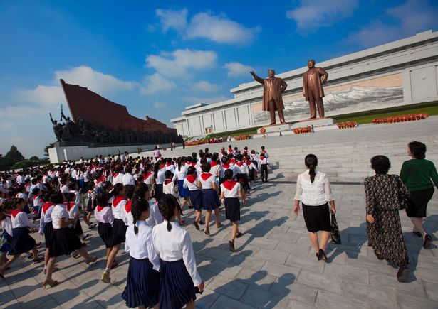 
Các em học sinh tới viếng tượng đài lãnh tụ Kim Nhật Thành và cố chủ tịch Kim Jong-il.
