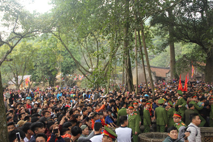 Trong ngày 6 Tết đã có hàng trăm ngàn người tham gia khai hội này. Mọi lối đi lên các đền đều chật kín người