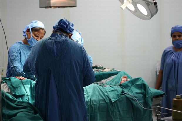 Toàn cảnh ca mổ nội tạng tại một bệnh viện Ấn Độ.