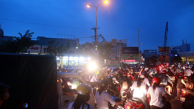  Chùm ảnh: Công trình hầm chui chậm tiến độ, người dân Đà Nẵng mệt mỏi trước cảnh hàng ngàn phương tiện ùn ứ kéo dài  - Ảnh 9.