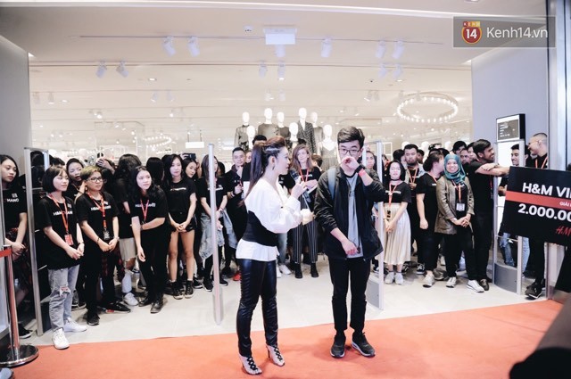 Khai trương H&M Hà Nội: Có hơn 2.000 người đổ về, các bạn trẻ vẫn phải xếp hàng dài chờ được vào mua sắm - Ảnh 9.
