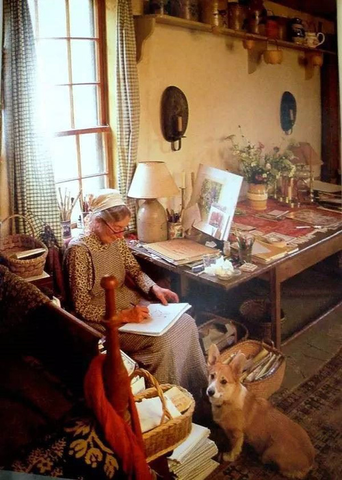 Một góc làm việc của bà Tasha đặt gần cửa sổ. Đây là nơi bà sáng tác, viết ra những tác phẩm sách, truyện nổi tiếng cho thiếu nhi.
