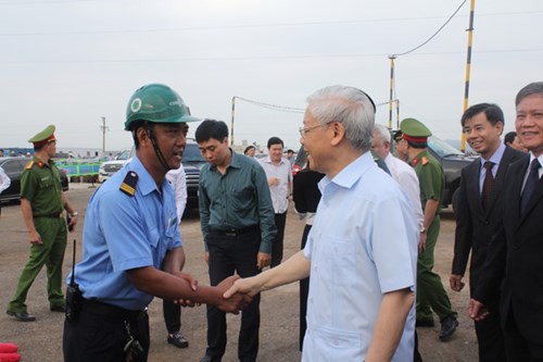 Tổng Bí thư Nguyễn Phú Trọng với nhân viên thi công trên Dự án tổ hợp sản xuất ô tô VINFAST tại TP Hải Phòng. 