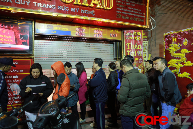 
Từ 4-5 giờ sáng, phố bán vàng trên đường Trần Nhân Tông đã đông đúc người.
