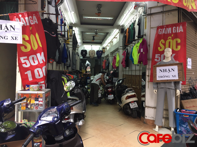 
Shop quần áo trên đường Trần Thái Tông nghỉ bán hàng để nhận dịch vụ trông xe trong ngày vía Thần Tài.
