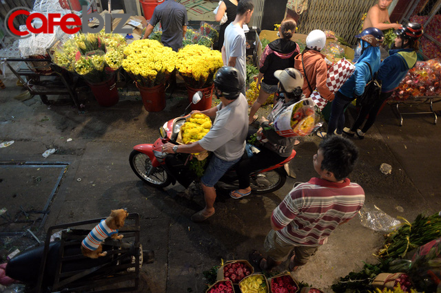 
Chợ hoa Hồ Thị Kỷ luôn hoạt động 24/24 giờ mỗi ngày, vào đêm trước lễ 8/3.
