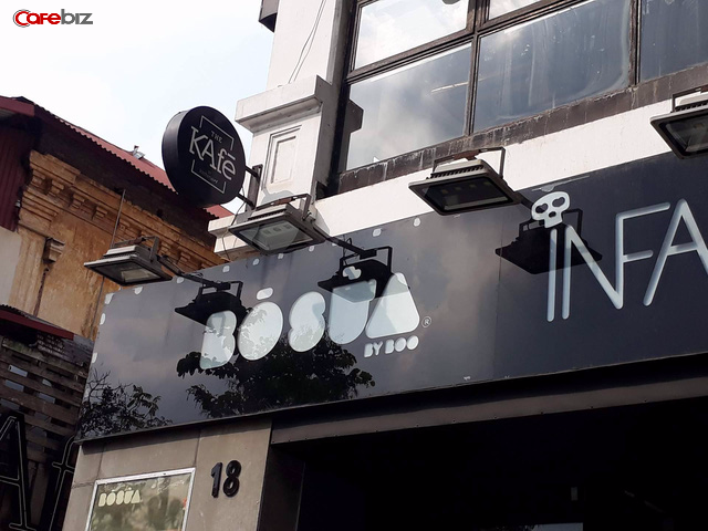 
Tại Hà Nội, the Kafe đã đóng cửa địa điểm 18, Điện Biên Phủ (một trong những địa điểm đầu tiên của chuỗi). Mặc dù biển hiện vẫn chưa bị dỡ nhưng vị trí này đã thuộc về một thương hiệu quần áo khác. Ảnh: Đức Thọ.
