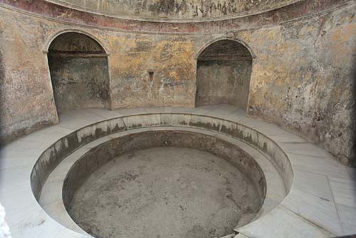 Một hồ tắm công cộng của người Roman cổ.