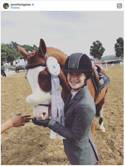 Jennifer rất thích môn thể thao cưỡi ngựa biểu diễn, cô cũng là một thành viên của đội tuyển ngựa biểu diễn Mỹ.