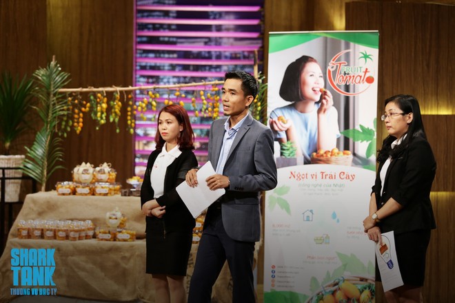 <br /><br /><br /><br />
3 Cofounders của HappyTrees lần lượt từ trái sang phải là Xuân Thủy, Minh Tuấn, và Huyền Trân. Ảnh: Shark Tank Việt Nam.<br /><br /><br /><br />
