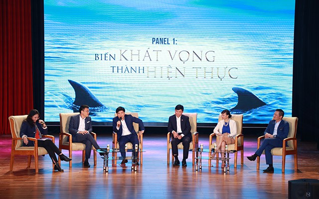 
Shark Thuỷ (thứ 3 từ trái sang) trong chương trình giao lưu giữa các Shark với hơn 4.000 sinh viên Hà Nội vào cuối tuần trước.
