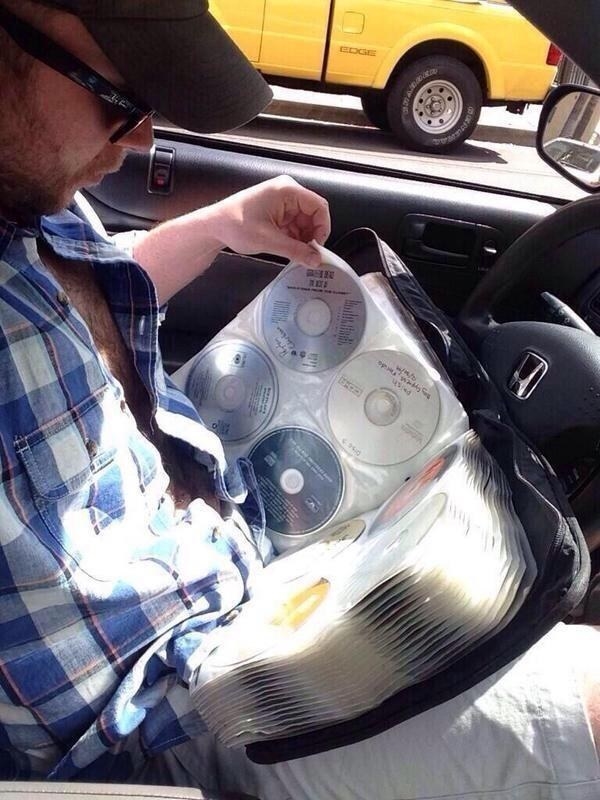 Còn thập kỷ trước thì cứ mỏi mắt trong một rừng đĩa CD.
