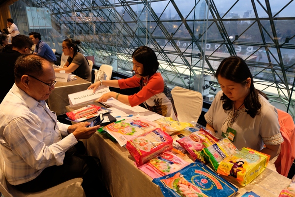 Bích Chi kết nối giao thương với các doanh nghiệp nước ngoài tại triển lãm tại Thái Lan tuần trước. Ảnh: BSA