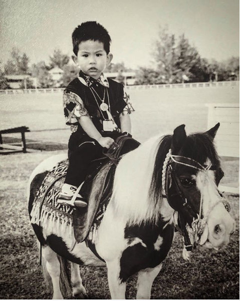 Choáng với cuộc sống sang chảnh, độ chịu chơi của Hoàng tử Brunei - vận động viên cưỡi ngựa đẹp trai từng dậy sóng SEA Games 29 - Ảnh 1.
