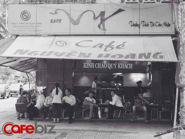 Quán cà phê ở Sài Gòn mà Thủ tướng Canada ghé uống: Vỉa hè nhưng giá đắt ngang Phúc Long & Highlands, khách đông nườm nượp? - Ảnh 2.