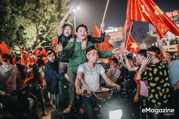 Nữ phóng viên Nhật ngả mũ trước cách ăn mừng U23 của người Hà Nội: Đêm qua quậy tưng bừng vậy mà sáng ra vẫn khoẻ khoắn đi làm! - Ảnh 2. Nữ phóng viên Nhật ngả mũ trước cách ăn mừng U23 của người Hà Nội: Đêm qua quậy tưng bừng vậy mà sáng ra vẫn khoẻ khoắn đi làm! - Ảnh 2.