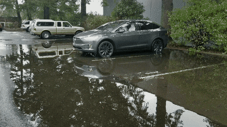 Với tính năng công nghệ hữu ích này, chủ nhân xe Tesla Model X sẽ không bao giờ lo bị ướt giày - Ảnh 1.
