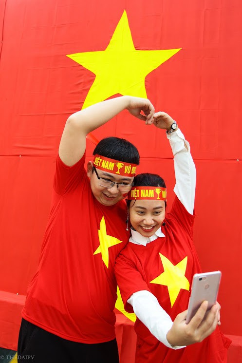 Hà Nội: Bức tường rào 500m2 phủ kín cờ đỏ sao vàng bất ngờ xuất hiện trên đường Nguyễn Trãi khiến người dân thích thú - Ảnh 8.