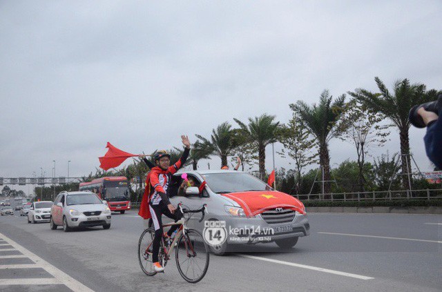  Chùm ảnh: Người hâm mộ cầm cờ Tổ quốc, chạy bộ ra sân bay Nội Bài để đón U23 Việt Nam  - Ảnh 2.