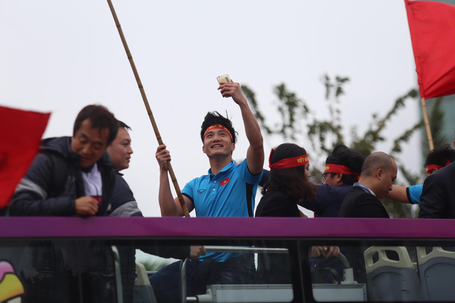  Chùm ảnh: Các cầu thủ U23 Việt Nam đang diễu hành bằng xe buýt mui trần  - Ảnh 11.