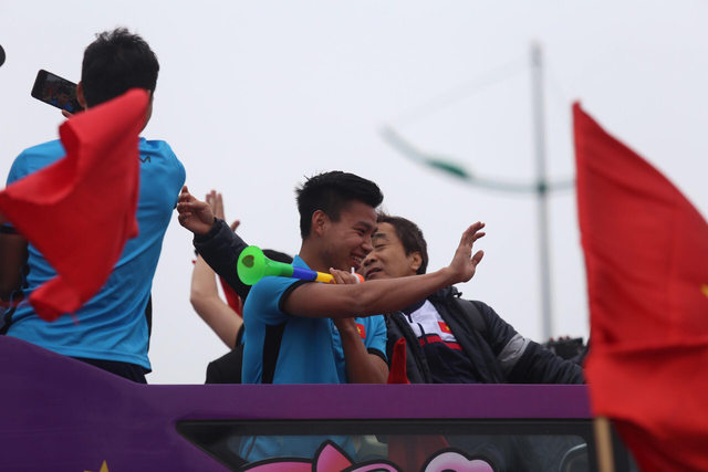  Chùm ảnh: Các cầu thủ U23 Việt Nam đang diễu hành bằng xe buýt mui trần  - Ảnh 12.