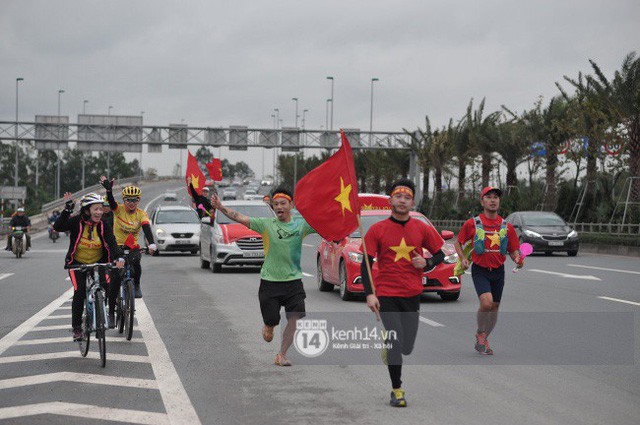  Chùm ảnh: Người hâm mộ cầm cờ Tổ quốc, chạy bộ ra sân bay Nội Bài để đón U23 Việt Nam  - Ảnh 3.