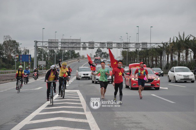  Chùm ảnh: Người hâm mộ cầm cờ Tổ quốc, chạy bộ ra sân bay Nội Bài để đón U23 Việt Nam  - Ảnh 5.