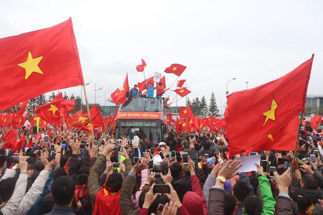  Chùm ảnh: Các cầu thủ U23 Việt Nam đang diễu hành bằng xe buýt mui trần  - Ảnh 5.