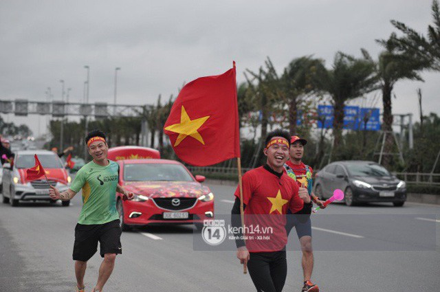  Chùm ảnh: Người hâm mộ cầm cờ Tổ quốc, chạy bộ ra sân bay Nội Bài để đón U23 Việt Nam  - Ảnh 6.