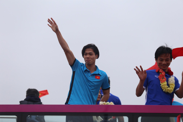  Chùm ảnh: Các cầu thủ U23 Việt Nam đang diễu hành bằng xe buýt mui trần  - Ảnh 9.