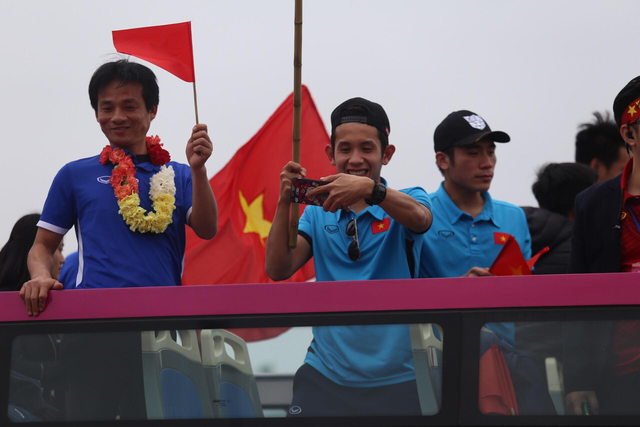  Chùm ảnh: Các cầu thủ U23 Việt Nam đang diễu hành bằng xe buýt mui trần  - Ảnh 10.