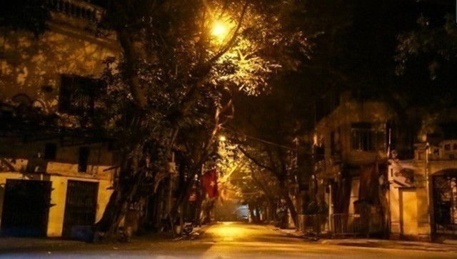 Người Hà Nội đốt lửa sưởi ấm trong đêm đông giá lạnh - Ảnh 1. Người Hà Nội đốt lửa sưởi ấm trong đêm đông giá lạnh - Ảnh 1.