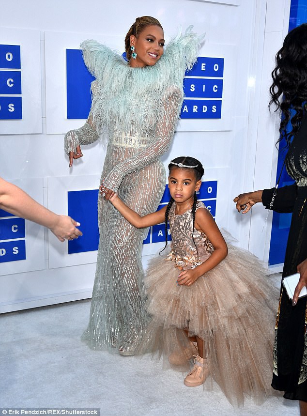 Cuộc sống như nữ hoàng của con gái Beyoncé: 6 tuổi đã có ê-kíp phục vụ riêng, diện váy 250 triệu đi sự kiện - Ảnh 6.