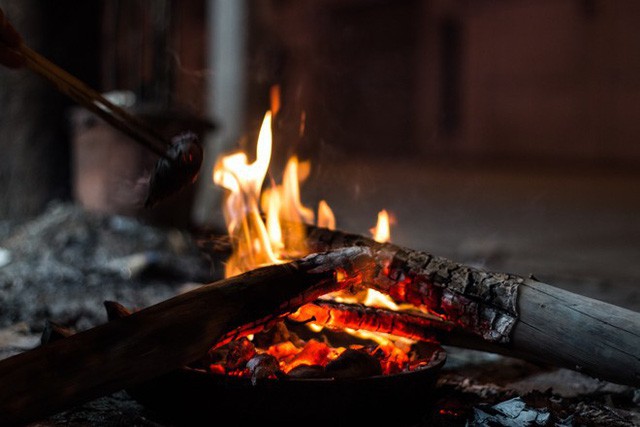  Người Hà Nội đốt lửa sưởi ấm trong đêm đông giá lạnh  - Ảnh 7.