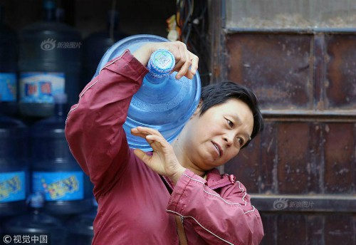 Mỗi ngày bê 70 thùng nước kiếm 20 triệu một tháng, người phụ nữ Trung Quốc mua nhà thành phố chỉ sau 3 năm - Ảnh 1.