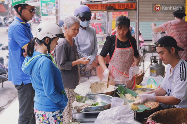 Quán xôi gói bằng lá sen mỗi sáng chỉ bán 3 tiếng là hết veo, người Sài Gòn xếp hàng nườm nượp chờ mua  - Ảnh 1.