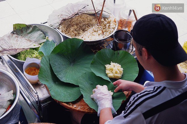  Quán xôi gói bằng lá sen mỗi sáng chỉ bán 3 tiếng là hết veo, người Sài Gòn xếp hàng nườm nượp chờ mua  - Ảnh 4.