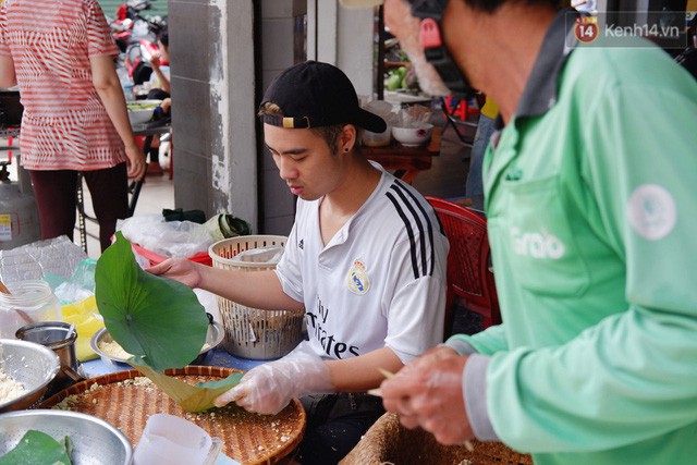  Quán xôi gói bằng lá sen mỗi sáng chỉ bán 3 tiếng là hết veo, người Sài Gòn xếp hàng nườm nượp chờ mua  - Ảnh 5.