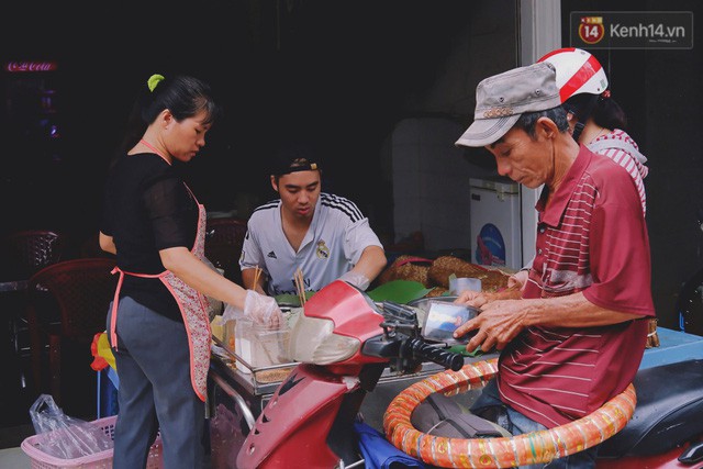  Quán xôi gói bằng lá sen mỗi sáng chỉ bán 3 tiếng là hết veo, người Sài Gòn xếp hàng nườm nượp chờ mua  - Ảnh 8.