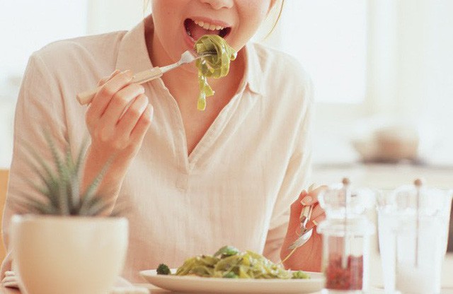 Tranh luận trái chiều về thói quen ăn cơm chan canh gây bệnh dạ dày: Đâu là cách ăn đúng?  - Ảnh 2.