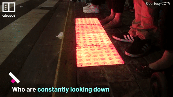 Trung Quốc lắp đèn giao thông dưới mặt đường để người đi bộ nghiện smartphone đỡ phải làm lại răng - Ảnh 1.