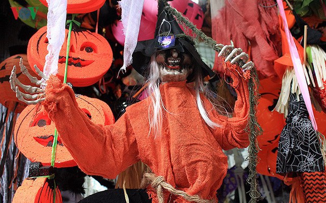 Phố Hàng Mã tràn ngập đồ chơi “ma quỷ” rùng rợn trước lễ Halloween - Ảnh 11.
