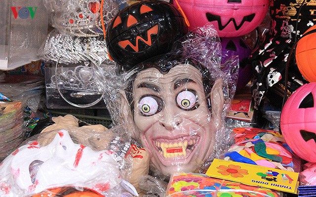 Phố Hàng Mã tràn ngập đồ chơi “ma quỷ” rùng rợn trước lễ Halloween - Ảnh 13.