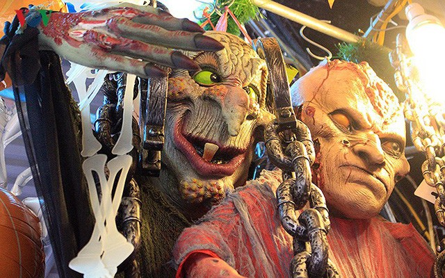 Phố Hàng Mã tràn ngập đồ chơi “ma quỷ” rùng rợn trước lễ Halloween - Ảnh 7.