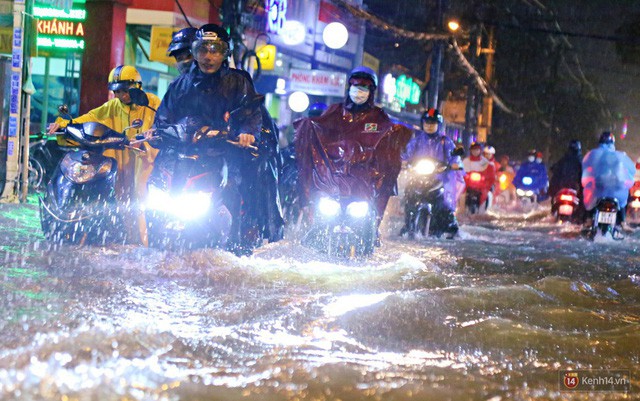  Học sinh, dân công sở khốn khổ vì nước ngập lút bánh xe trong cơn mưa kéo dài đến đêm ở Sài Gòn  - Ảnh 1.
