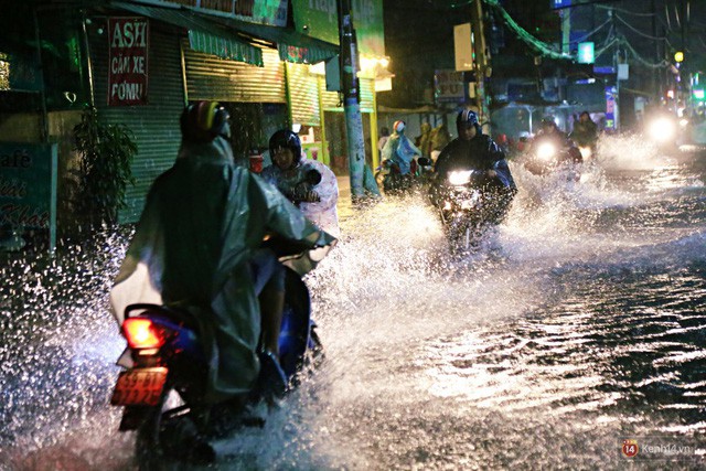  Học sinh, dân công sở khốn khổ vì nước ngập lút bánh xe trong cơn mưa kéo dài đến đêm ở Sài Gòn  - Ảnh 2.