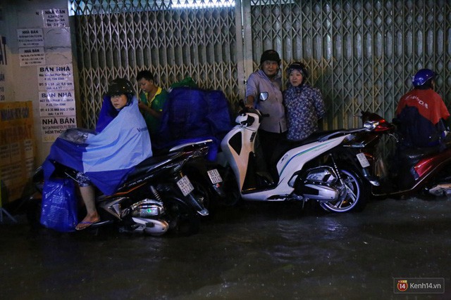  Học sinh, dân công sở khốn khổ vì nước ngập lút bánh xe trong cơn mưa kéo dài đến đêm ở Sài Gòn  - Ảnh 12.