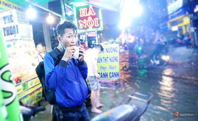  Học sinh, dân công sở khốn khổ vì nước ngập lút bánh xe trong cơn mưa kéo dài đến đêm ở Sài Gòn  - Ảnh 13.